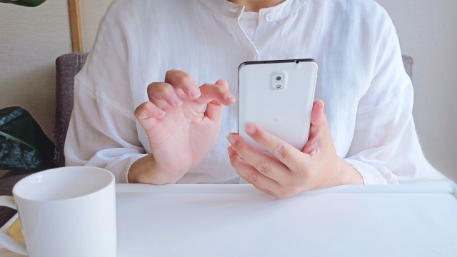 スマホ操作　女性